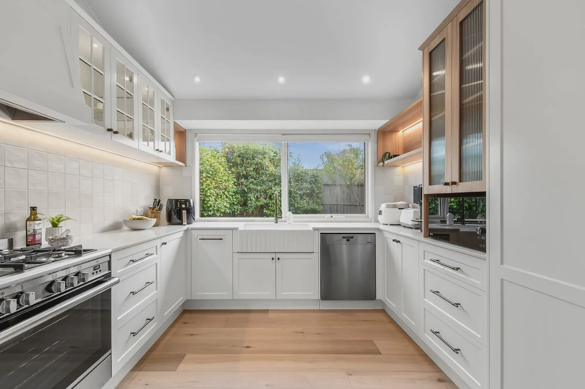White shaker kitchen with glass-fronted upper cabinets